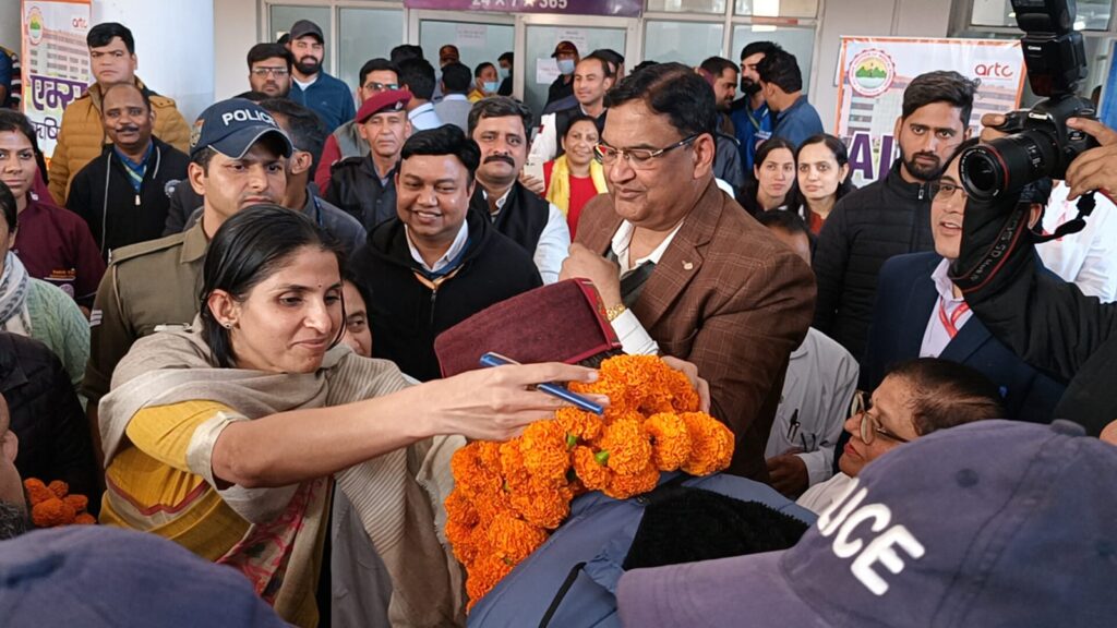 एम्स ऋषिकेश पहुंचने पर प्रशासन के अधिकारियों ने किया श्रमवीरों का फूल मालाओं से स्वागत