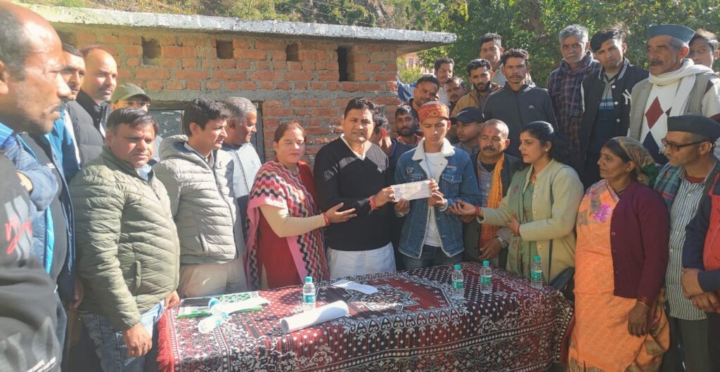 विधायक कैड़ा ने बाघ के हमले से मृतको के परिजनों को सौपे 4- 4 लाख की सहायता राशि के चैक