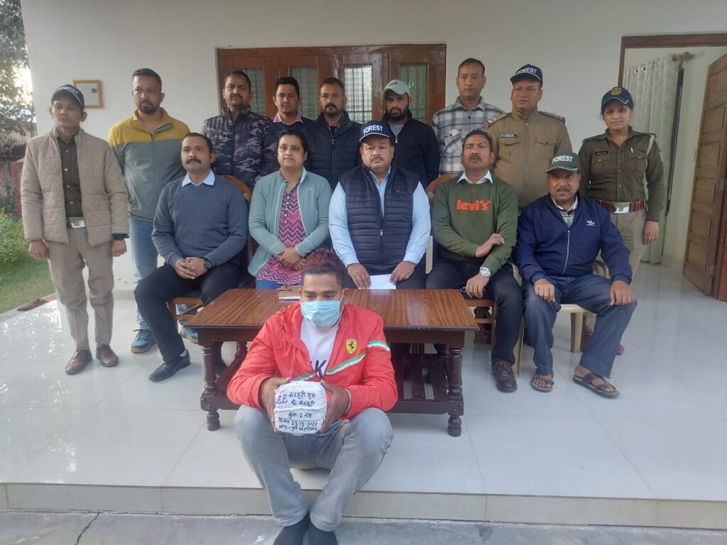 Uttarakhand News  अंतर्राष्ट्रीय वन तस्कर के पास से कस्तूरी मृग की दो कस्तूरी बरामद