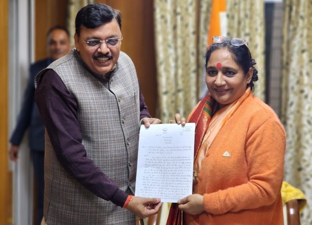 प्रशासनिक अधिकारियों एवं विभागीय कर्मचारियों से दबाव बनाकर अनैतिक कार्य करवाना चाहते हैं,