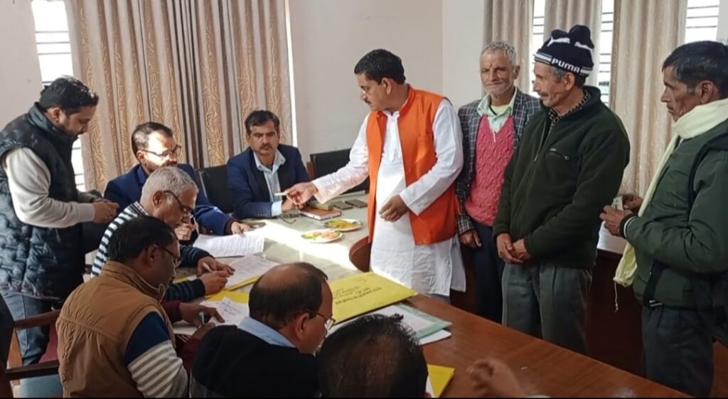 नैनीताल दुग्ध संघ की प्रबंध कमेटी चुनाव में नैनीताल दुग्ध संघ के निवर्तमान अध्यक्ष मुकेश बोरा सहित जिले की 9 सीटों के लिये 22 दावेदारों ने नामांकन कराया