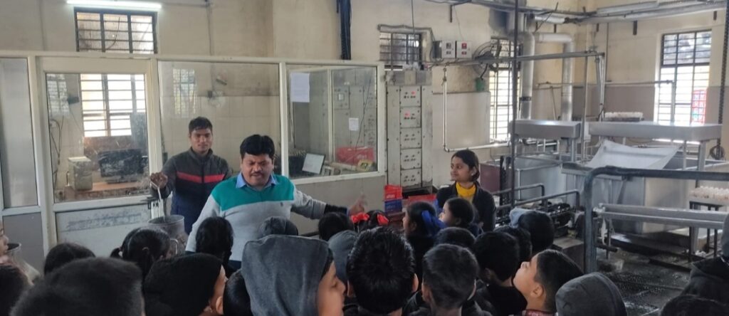 स्कूली बच्चों ने किया आंचल दुग्ध प्लांट का भ्रमण
