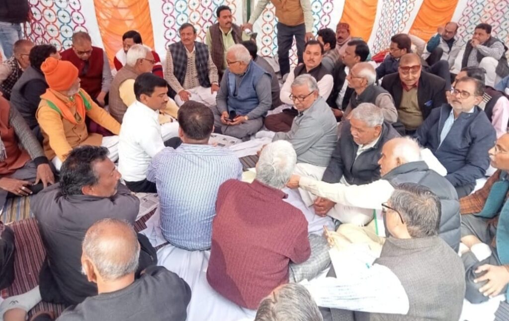 विद्युत अधिकारियों को हटाने एवं उनकी संपत्तियों के जांच की उठी मांग