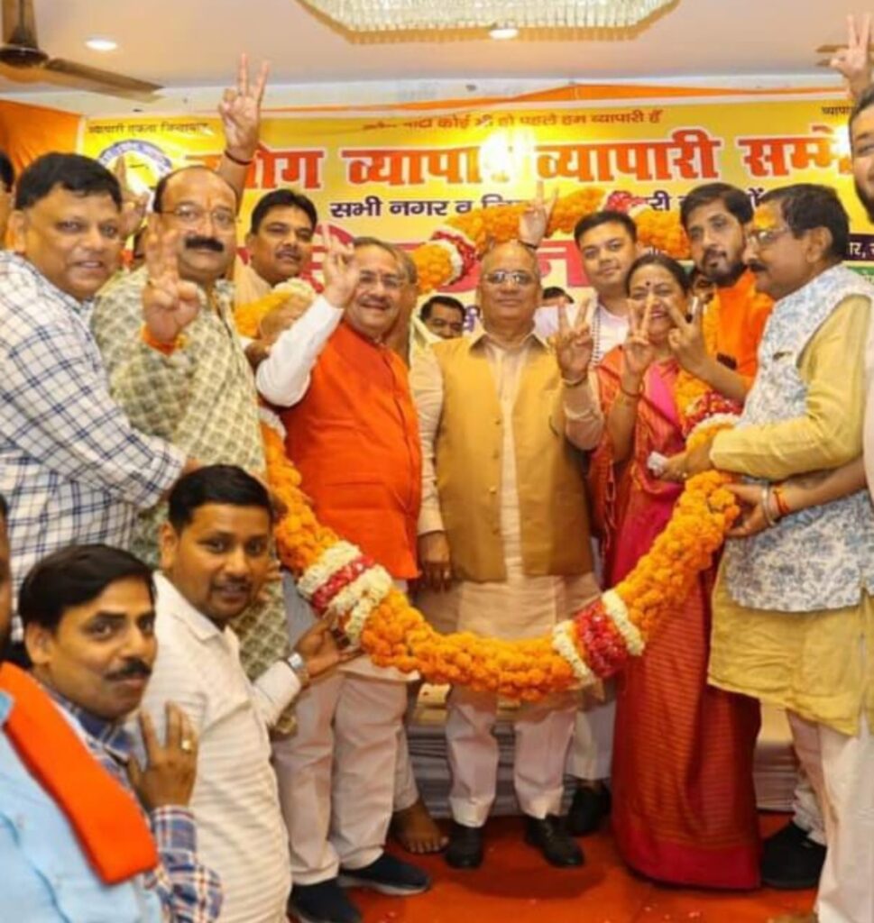 व्यापारियो ने101किलो का पुष्प हार पहनाकर किया अतिथियो का स्वागत