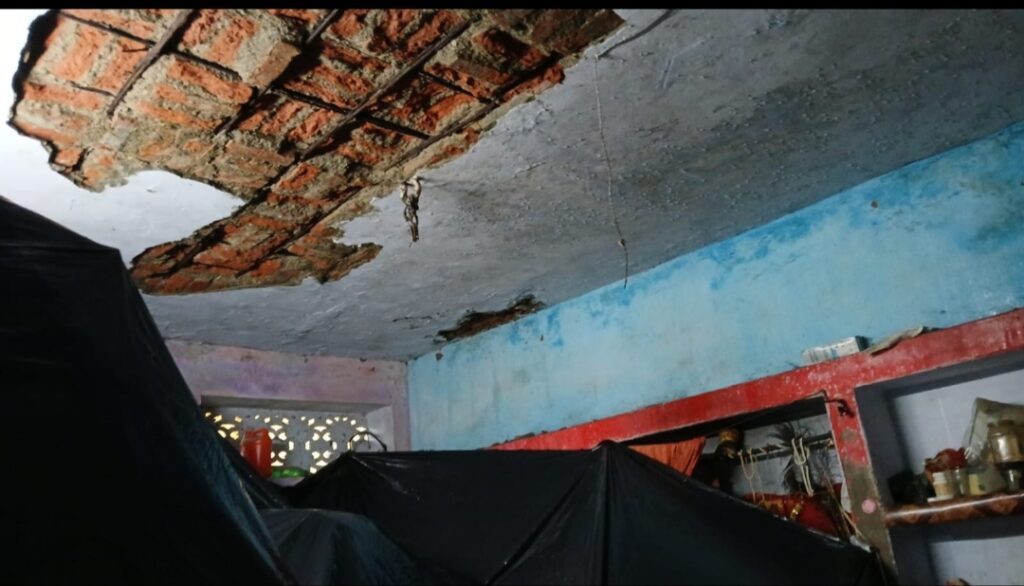 एक घर ऐसा जहाँ बरसात के दिनों में रात गुजारने तक की जगह नही
