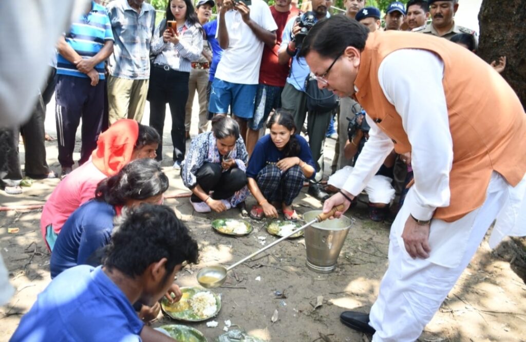 मुख्यमंत्री ने गत दिवस आई अतिवृष्टि से हुए जलभराव क्षेत्र चकरपुर, अमाऊं, खटीमा बाजार, रेलवे क्रासिंग, आवास विकास, पकड़िया आदि क्षेत्रों का स्थलीय निरीक्षण करा