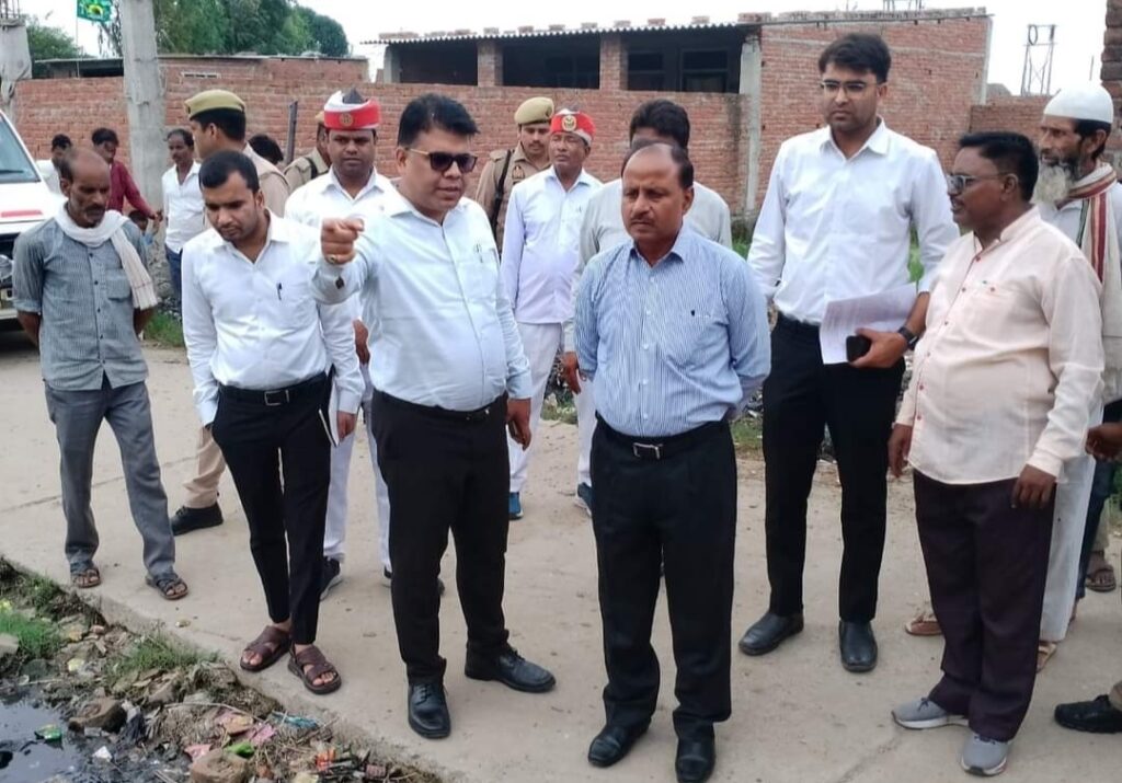 ज़िलाधिकारी ने शिकायतकर्ताओं की शिकायतों के निस्तारण का किया मौक़ा मुआयना