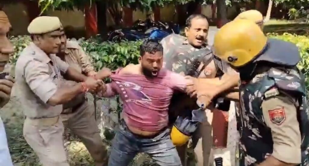 मेरठ में युवक ने किया आत्मदाह का प्रयास, पुलिसकर्मियों ने बचाई जान