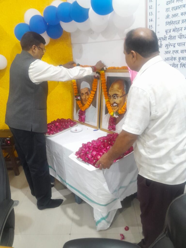 मंडलायुक्त ने गांधी-शास्त्री जयंती पर किया माल्यार्पण, दी शुभकामनाएं