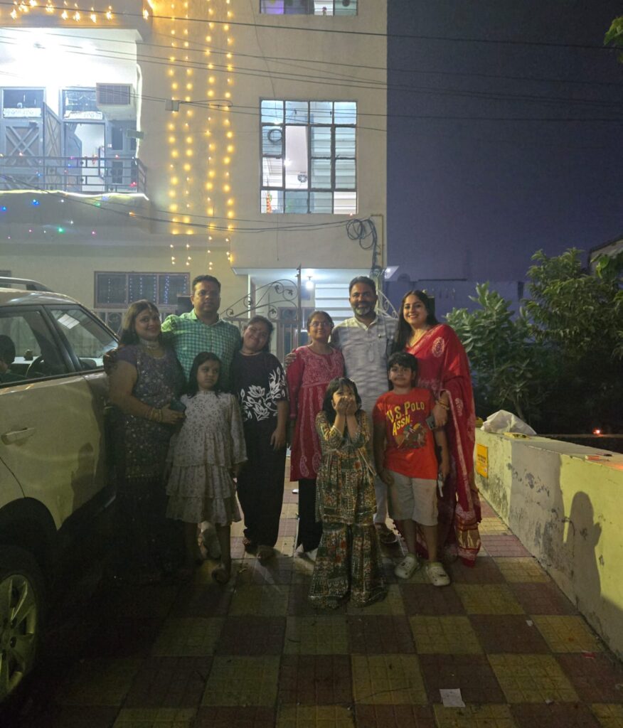 बालकिशन अग्रवाल ने परिवार एवं मित्रों संग मनाई दीपावली, आतिशबाजी से गूँजा माहौल