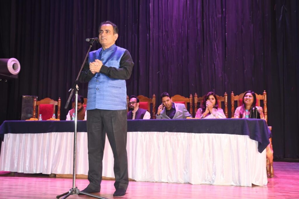 एल.एल.आर.एम. मेडिकल कॉलेज में गूंजे कवि सम्मेलन के सुर, कविताओं ने बाँधा समां